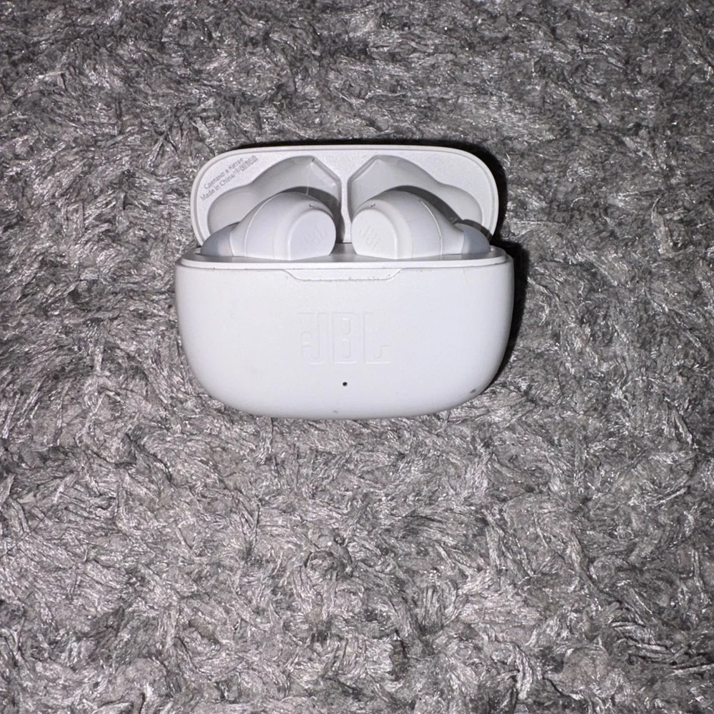 JBL VIBE 200TWS Wireless Earbuds with Case and Charger Cord, Lightly Used